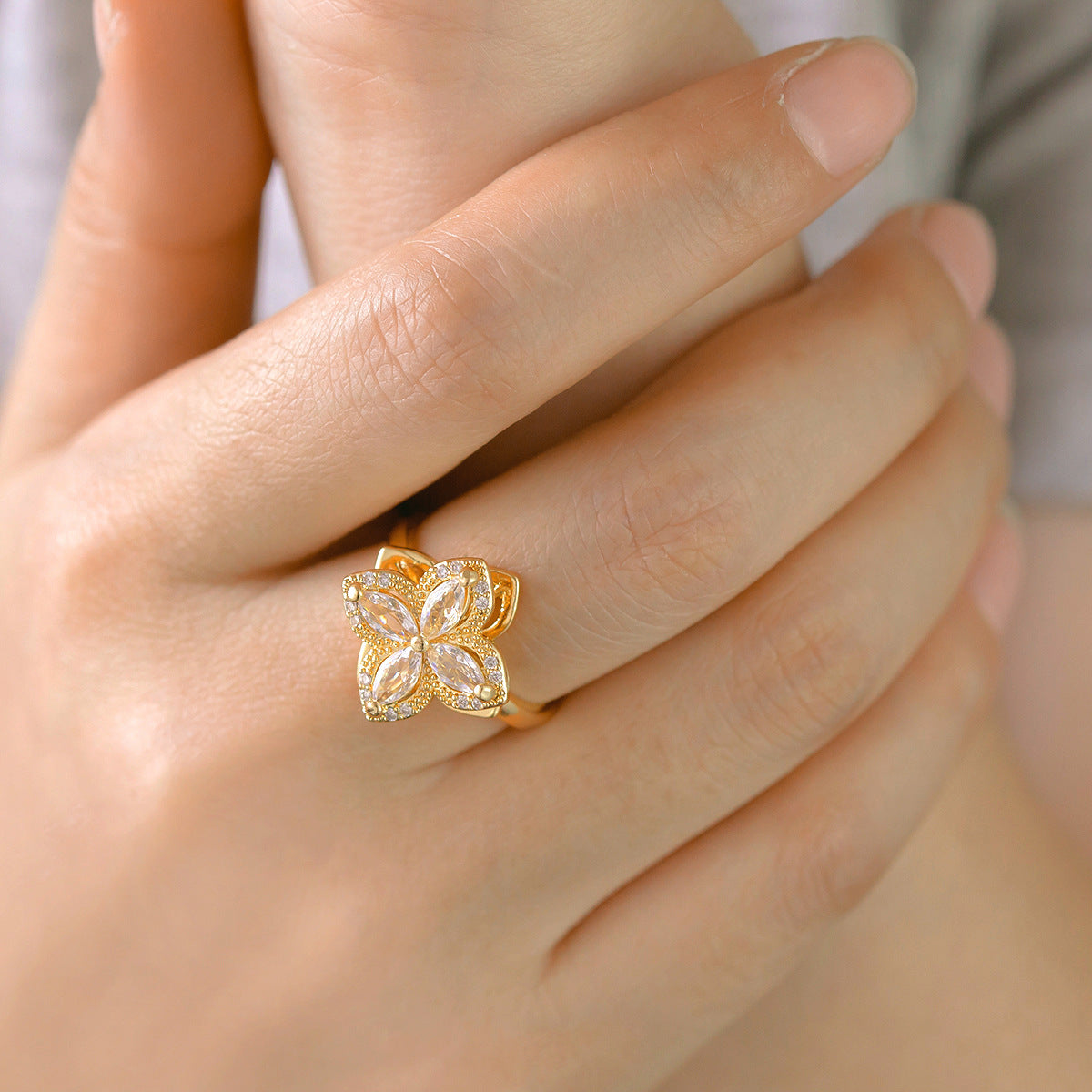 Ring Rotating Four-Leaf Clover Style