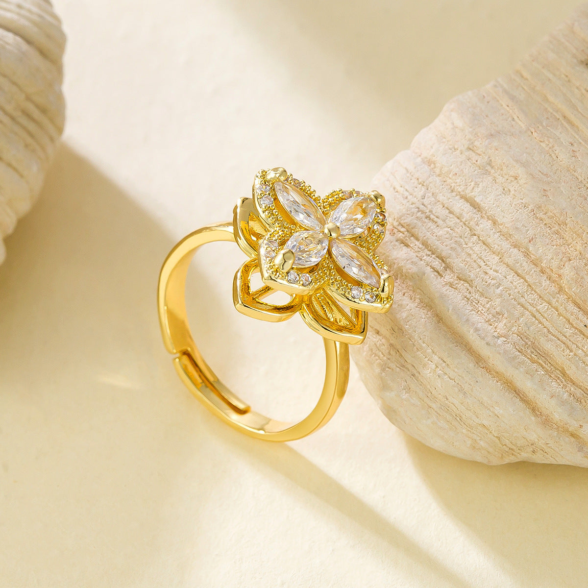 Ring Rotating Four-Leaf Clover Style