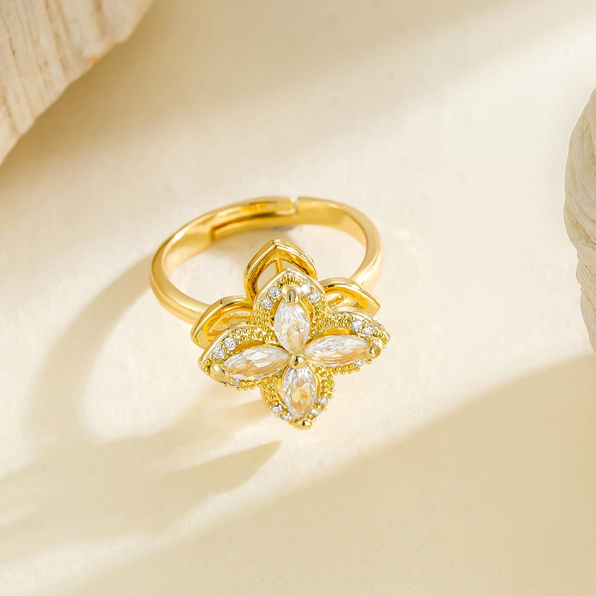 Ring Rotating Four-Leaf Clover Style